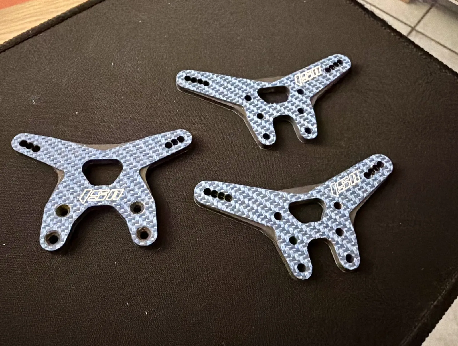 Supports d'amortisseur carbone Team Associated B7, photo 3