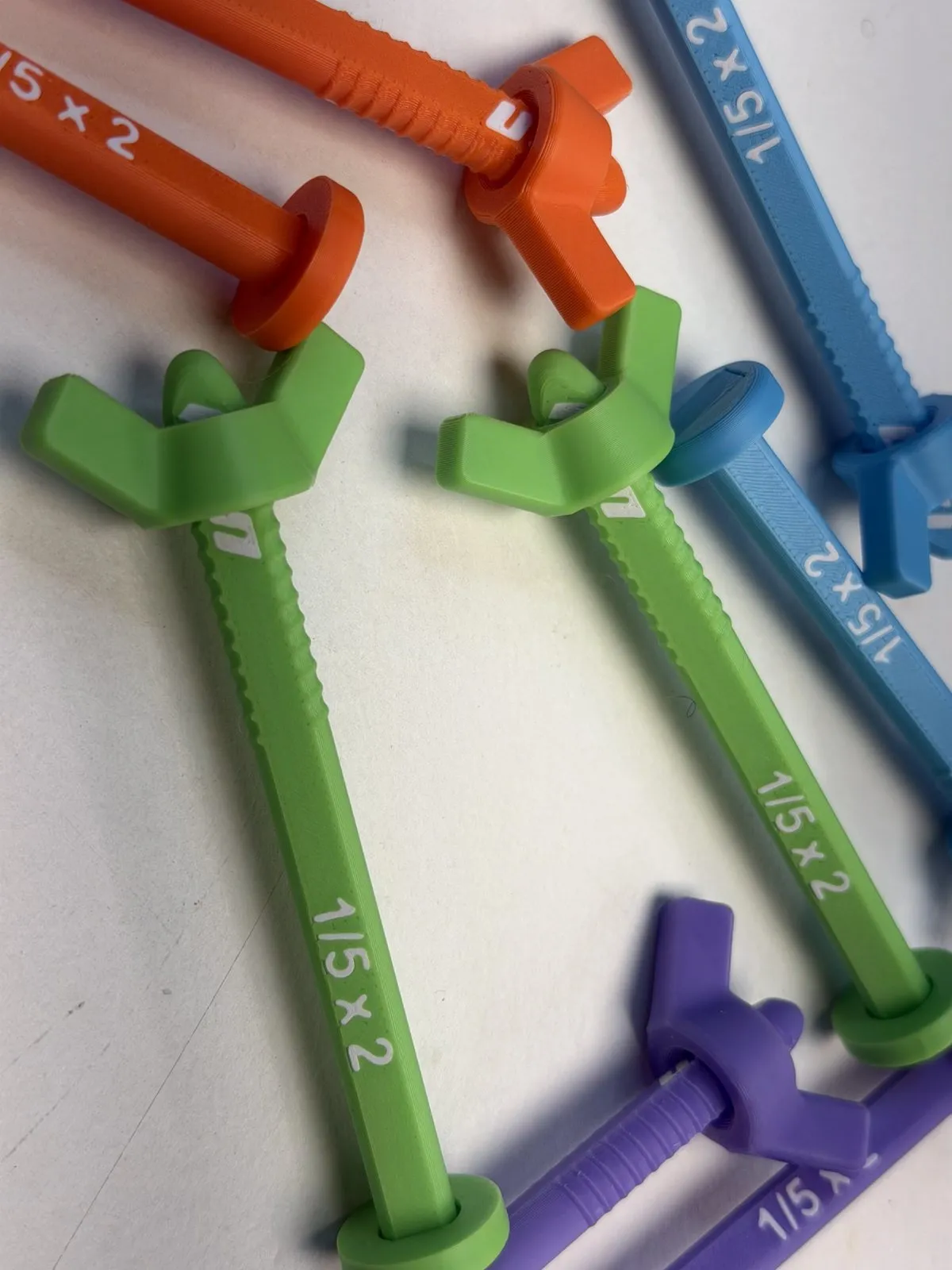 Tiges à pneus de couleur, marquées « 1/5 × 2 »