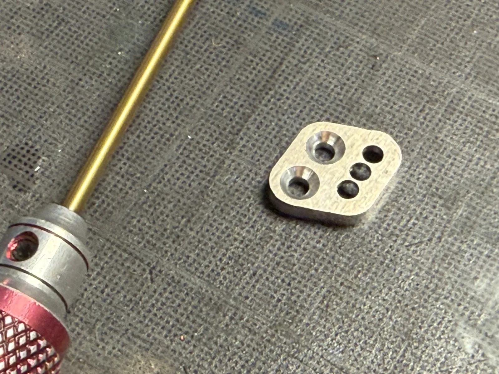 Gull dropper reproduit pour une Team Associated B7.1