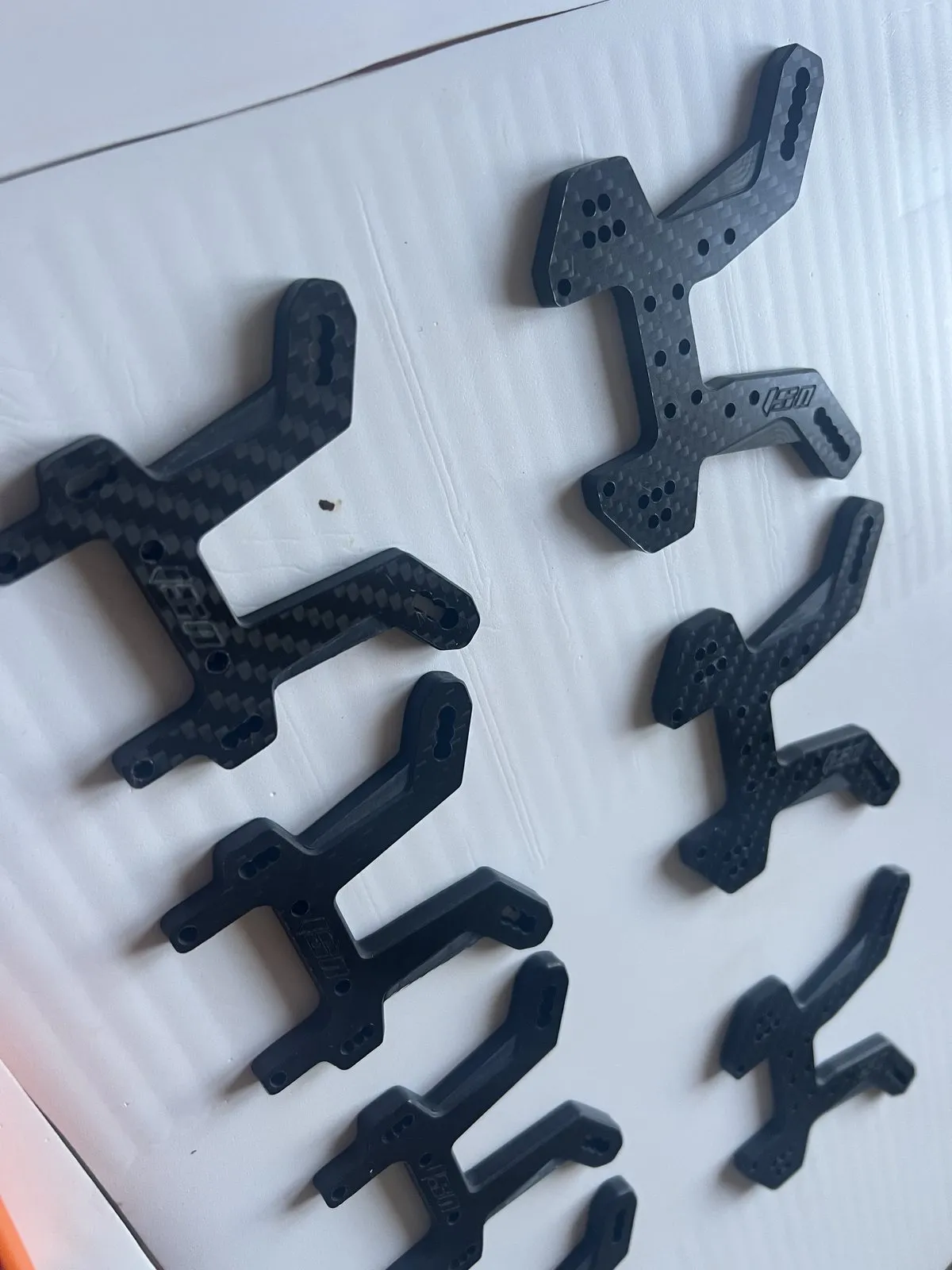 Série de supports d'amortisseur carbone JSN Concept, marqués du logo JSN